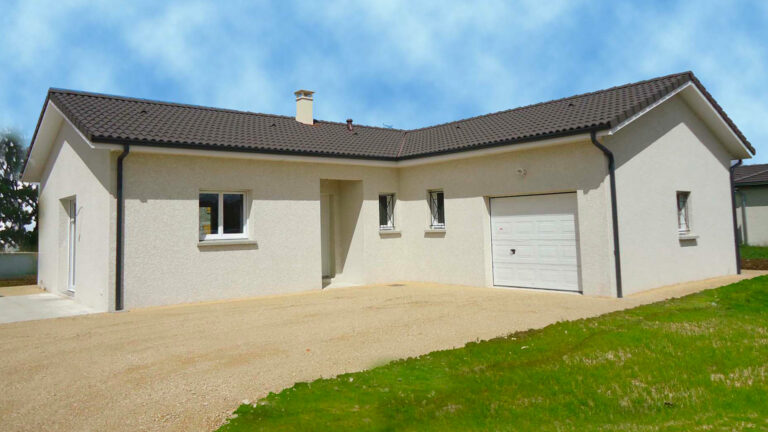 Façade de maison contemporaine plain-pied avec grandes ouvertures lumineuses