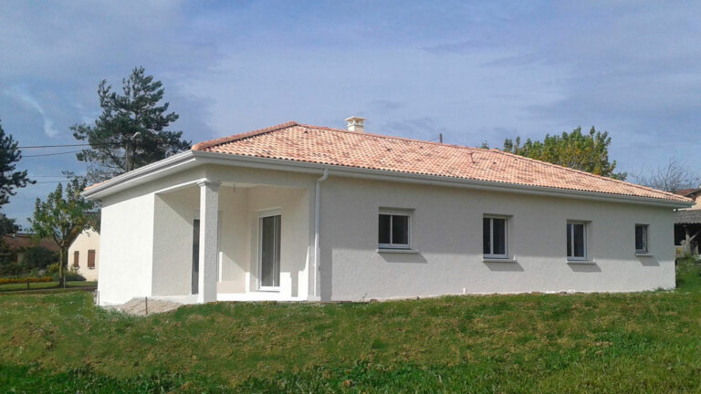 Maison plain-pied avec architecture contemporaine et enduit clair