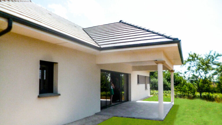 Maison neuve de plain-pied avec baies vitrées et espace extérieur
