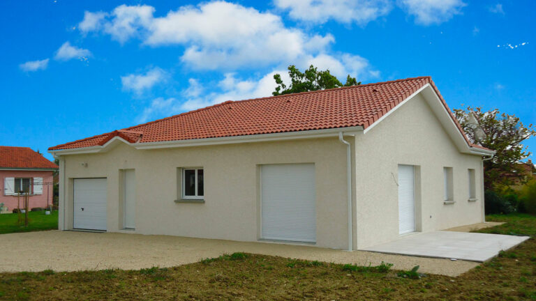 Maison moderne de plain-pied avec extérieur aménagé et terrasse